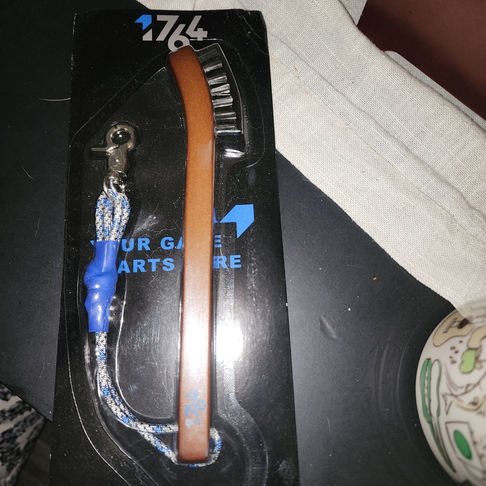 1764 Brown golf ball cleaning Brush